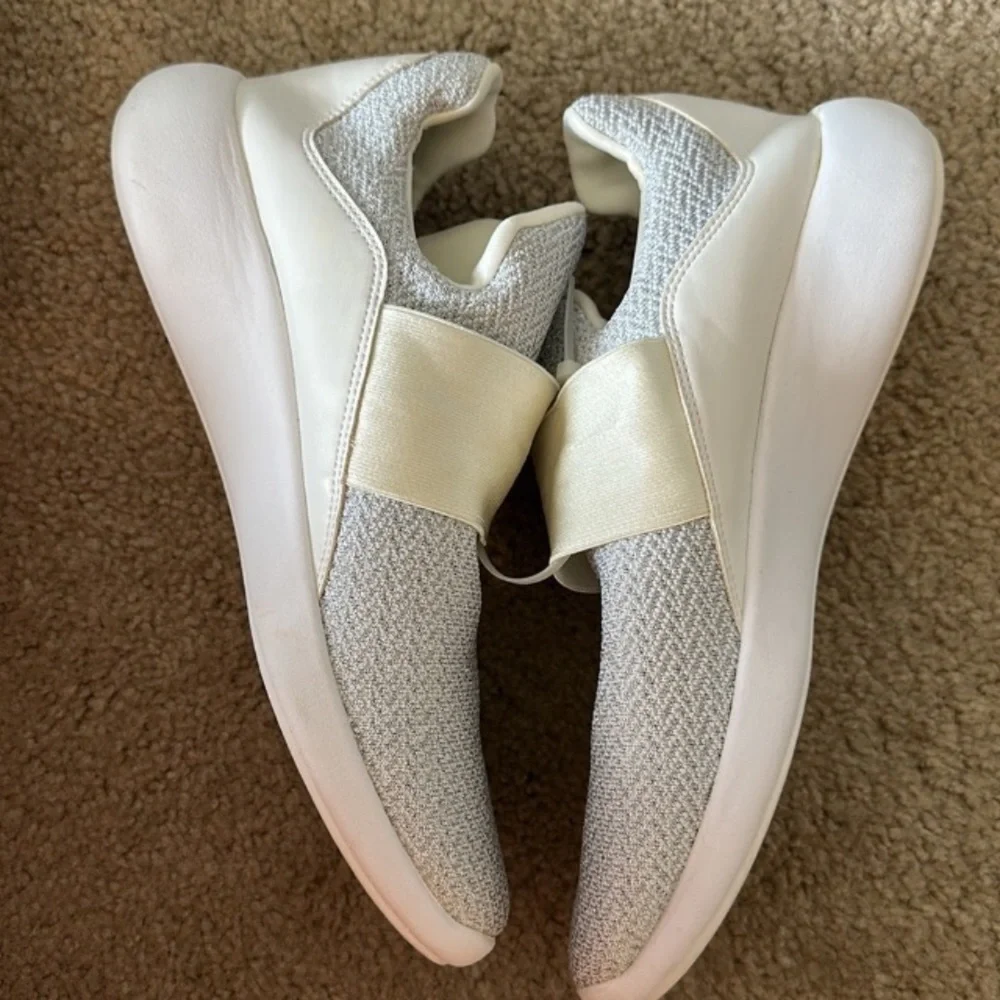 NEW! Women's Donna Karan White Silver Sparkly Cory Slip-On Sneaker - Size 10
